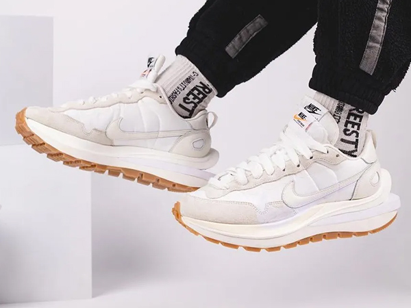 揭示 Sacai x Nike Vaporwaffle奶油白 的價格與價值 Sacai x Nike Vaporwaffle奶油白價錢