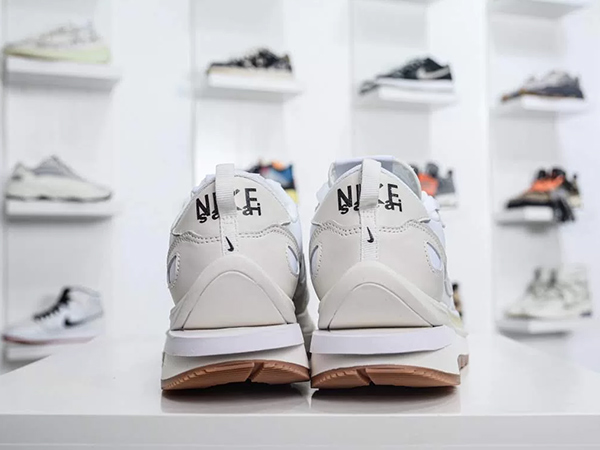 辨別真偽,保護你的球鞋投資——Sacai x Nike Vaporwaffle奶油白 Sacai x Nike Vaporwaffle奶油白真假