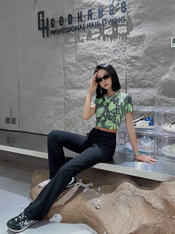 獨特風格展現:如何巧妙穿搭Sacai x Nike Vaporwaffle Nike Sacai灰白穿搭
