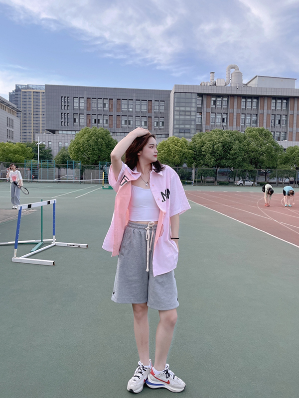 獨特風格展現:如何巧妙穿搭Sacai x Nike Vaporwaffle Sacai灰藍穿搭