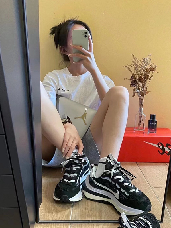獨特風格展現:如何巧妙穿搭Sacai x Nike Vaporwaffle Sacai灰藍穿搭