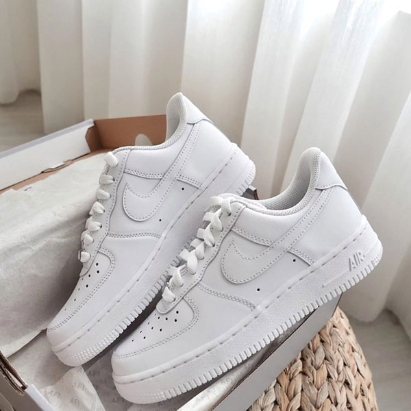 Nike白鞋:經典與現代的完美融合 Nike白鞋:經典與現代的完美融合