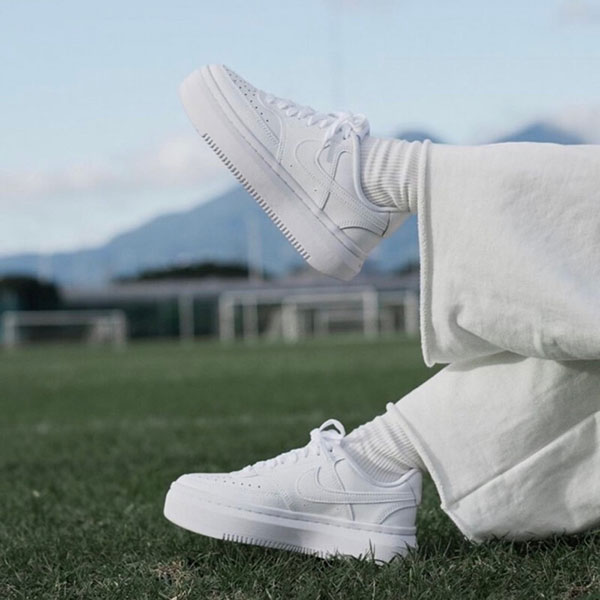 Nike白鞋:經典與現代的完美融合 Nike白鞋:經典與現代的完美融合