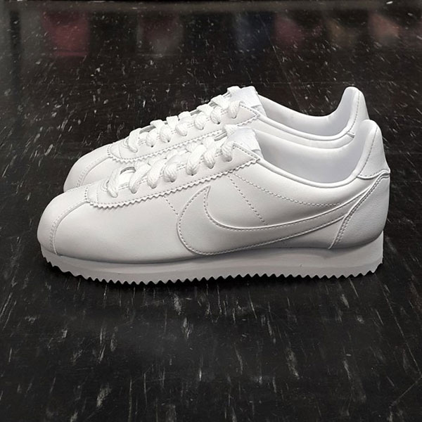 Nike白鞋:經典與現代的完美融合 Nike白鞋:經典與現代的完美融合
