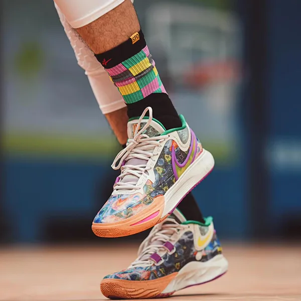 Kyrie 8 全面評測:靈活操控與卓越支撐的完美結合 Kyrie 8 全面評測:靈活操控與卓越支撐的完美結合
