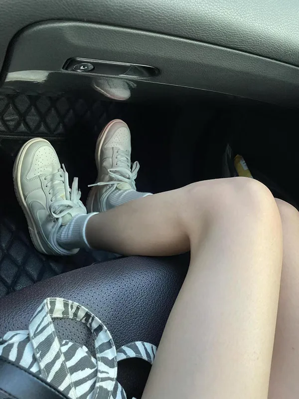 Nike Dunk Low灰白：女性穿搭指南