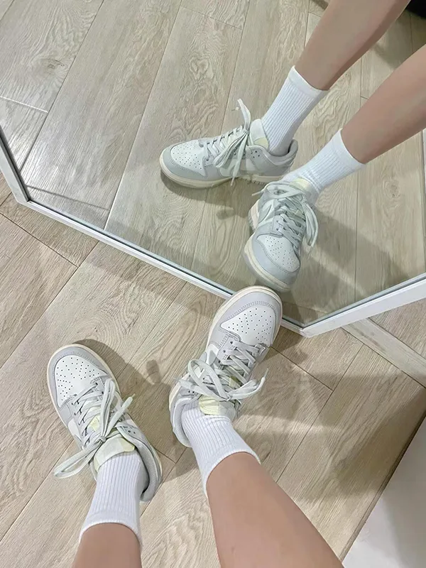 Nike Dunk Low灰白：女性穿搭指南