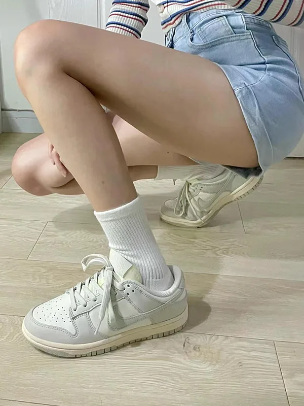 Nike Dunk Low灰白：女性穿搭指南