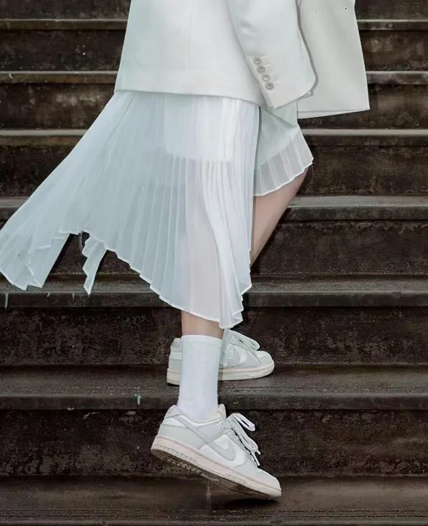 Nike Dunk Low灰白：女性穿搭指南